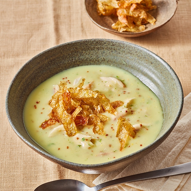 Mosterdsoep met gerookte makreel en krokante aardappelschillen Mosterdsoep met gerookte makreel en krokante aardappelschillen